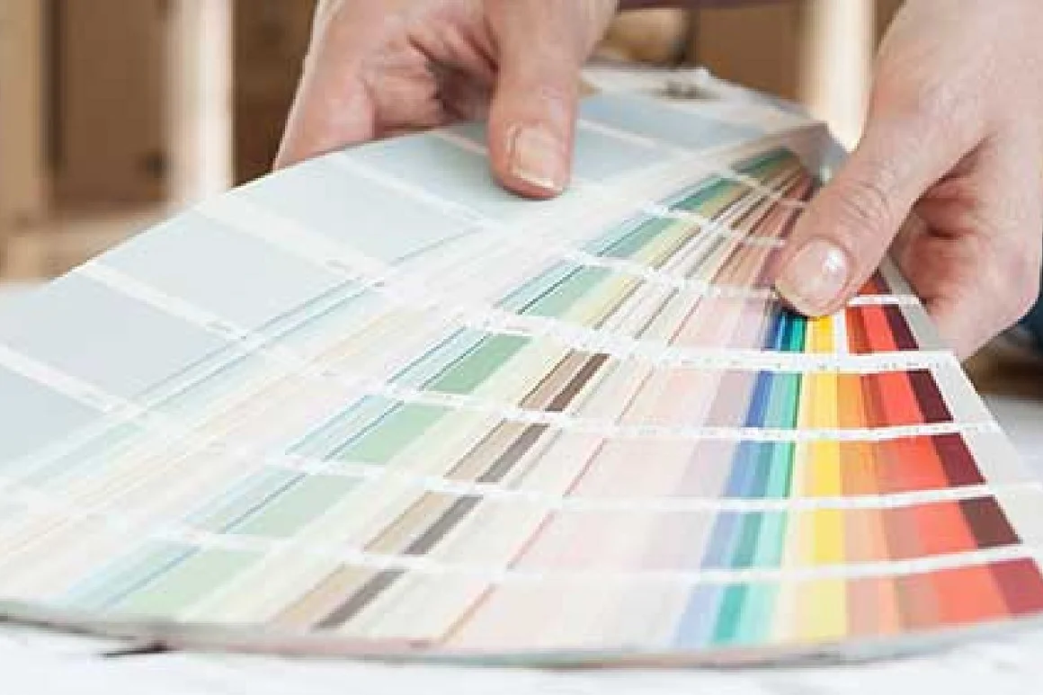 Person hält einen Farbtonfächer